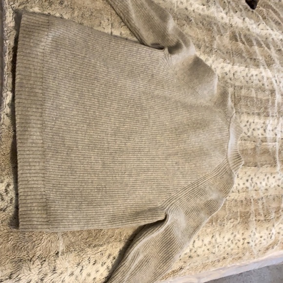 Banana Republic Pullover - Picture 3 of 3